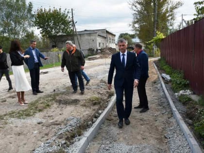 Глава города Алексей Соколов проинспектировал ход выполнения работ по улице Пионерской посёлка Гусевского