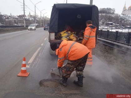 Во Владимире на мосту через Клязьму прохудилось дорожное полотно