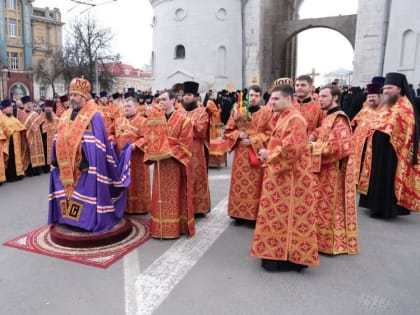 Благодатный огонь из храма Гроба Господня доставлен в храмы Владимирской епархии