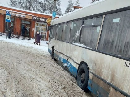 В Загородном парке пассажирский автобус столкнулся с Газелью