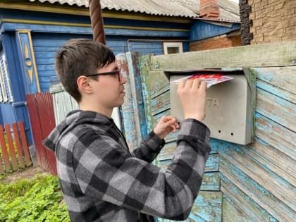 Волонтеры доставляют ветеранам поздравления