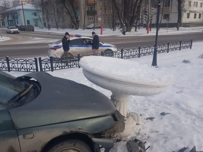 Муромский автомобилист въехал в цветочный вазон и снёс фонарный столб