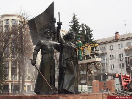 Владимирские коммунальщики проводят сезонное обслуживание городских памятников