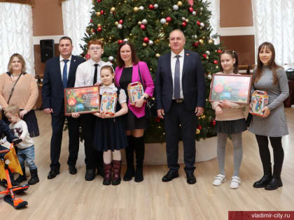 Дмитрий Наумов и Николай Толбухин исполнили мечты юных владимирцев в рамках Всероссийской акции «Ёлка желаний»