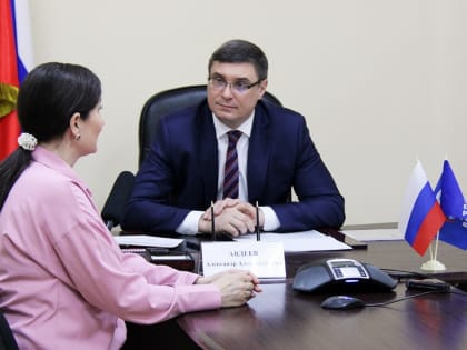 Дороги, газификация, помощь переселенцам с Донбасса и борьба с фейками: Александр Авдеев провёл приём граждан