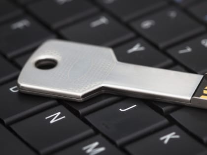 Передавать третьим лицам свою квалифицированную электронную подпись опасно