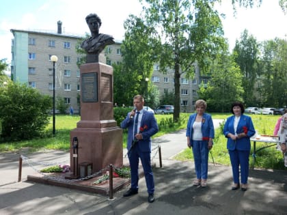 Акция «Свеча памяти» в сквере имени Зои Космодемьянской