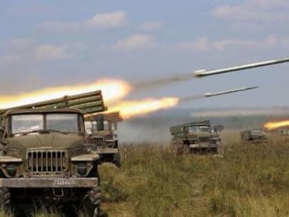 Войска РФ накрывают огненным градом удерживаемые боевиками ВСУ районы в Бахмуте