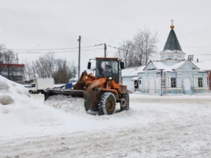 ТРАКТОРА РАСЧИЩАЮТ УЛИЦЫ