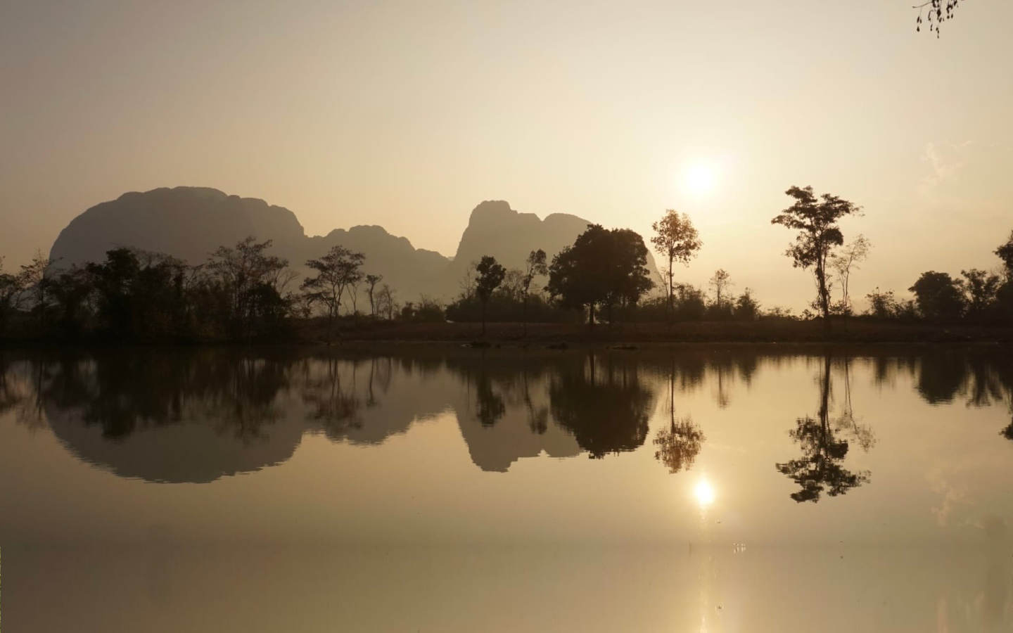sunset at mueang fueang lake
