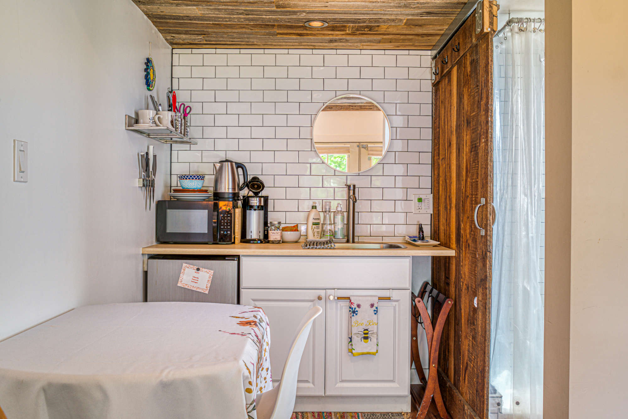 Kitchenette for snacks or meal prep