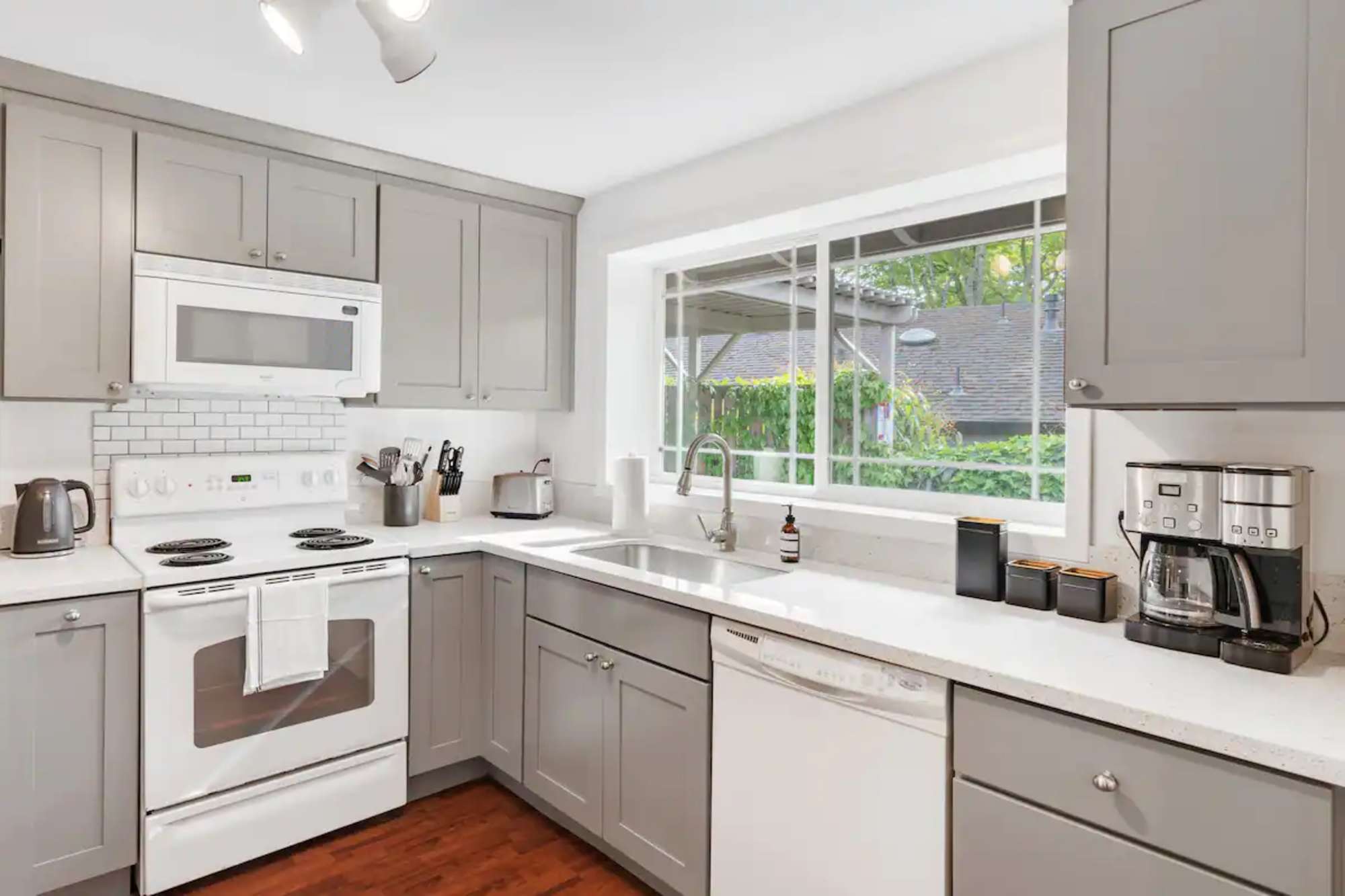 thumbnail view of a listing photo