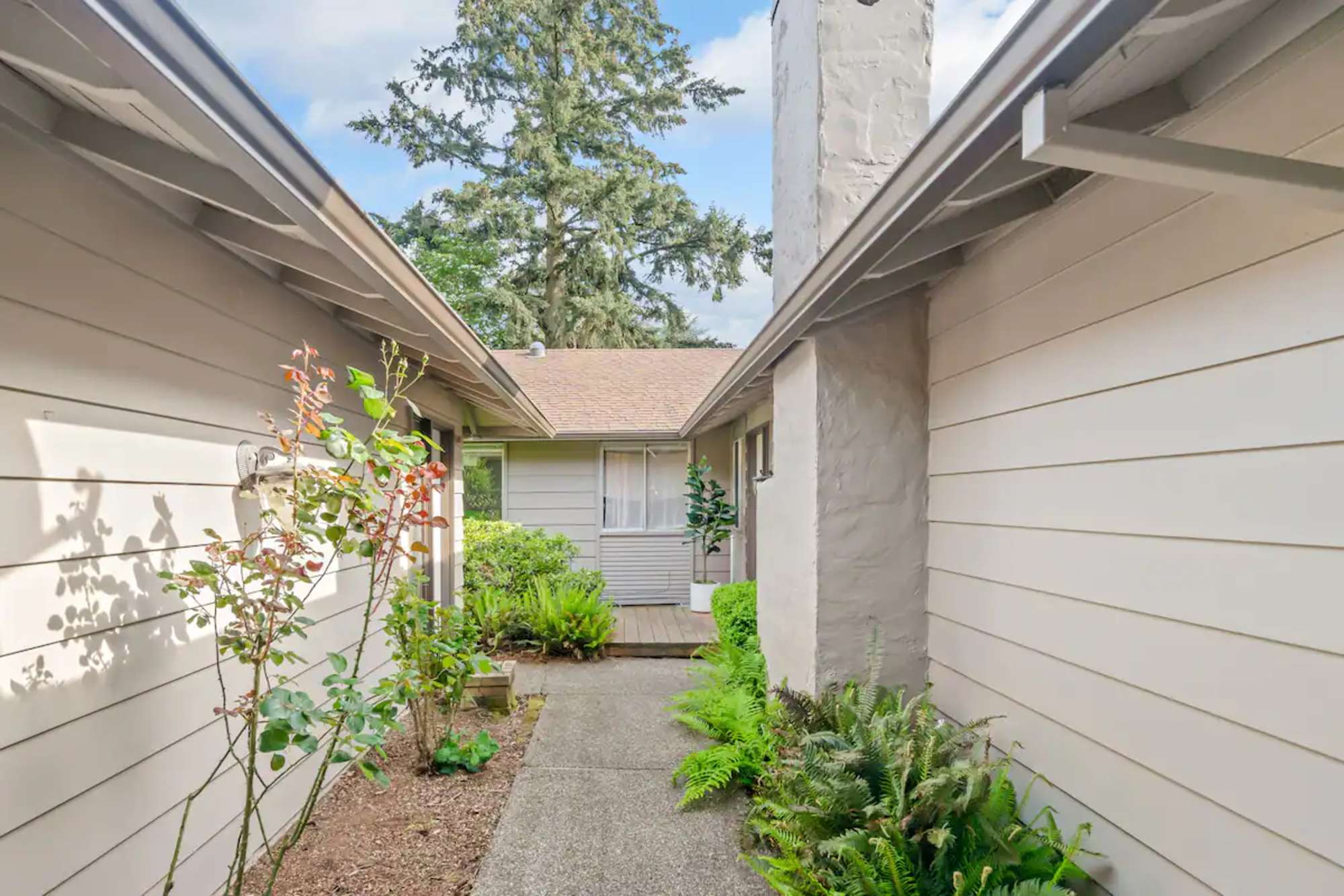 thumbnail view of a listing photo