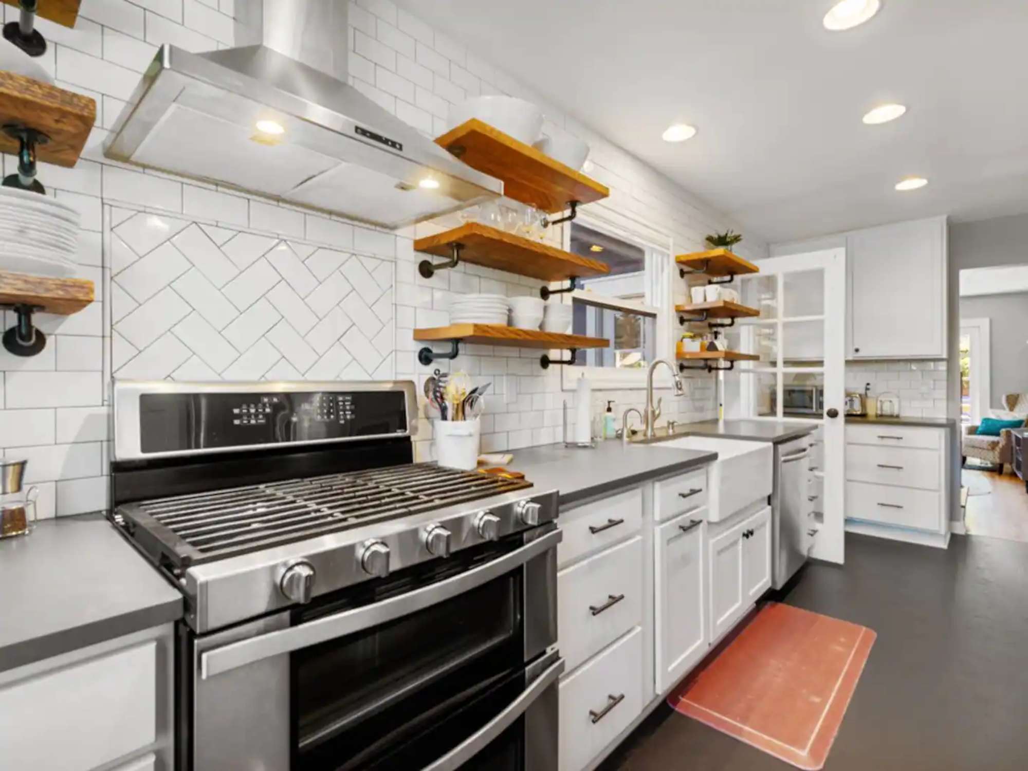 thumbnail view of a listing photo