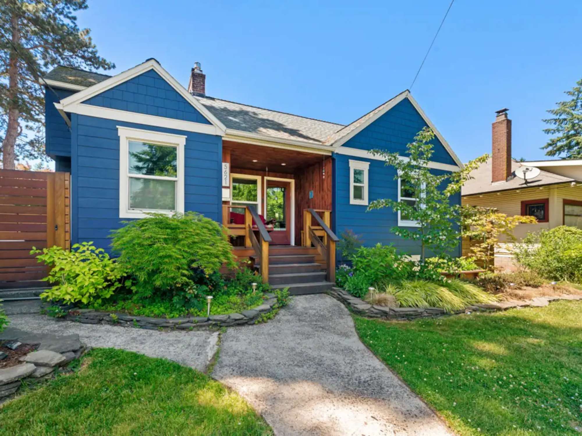 thumbnail view of a listing photo