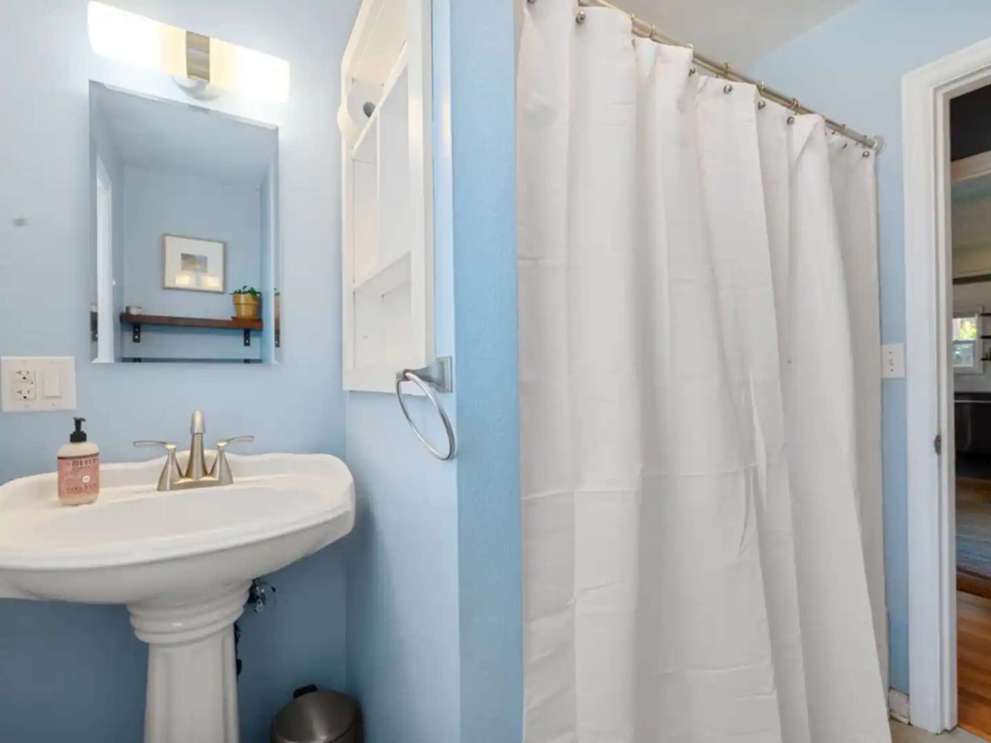 thumbnail view of a listing photo