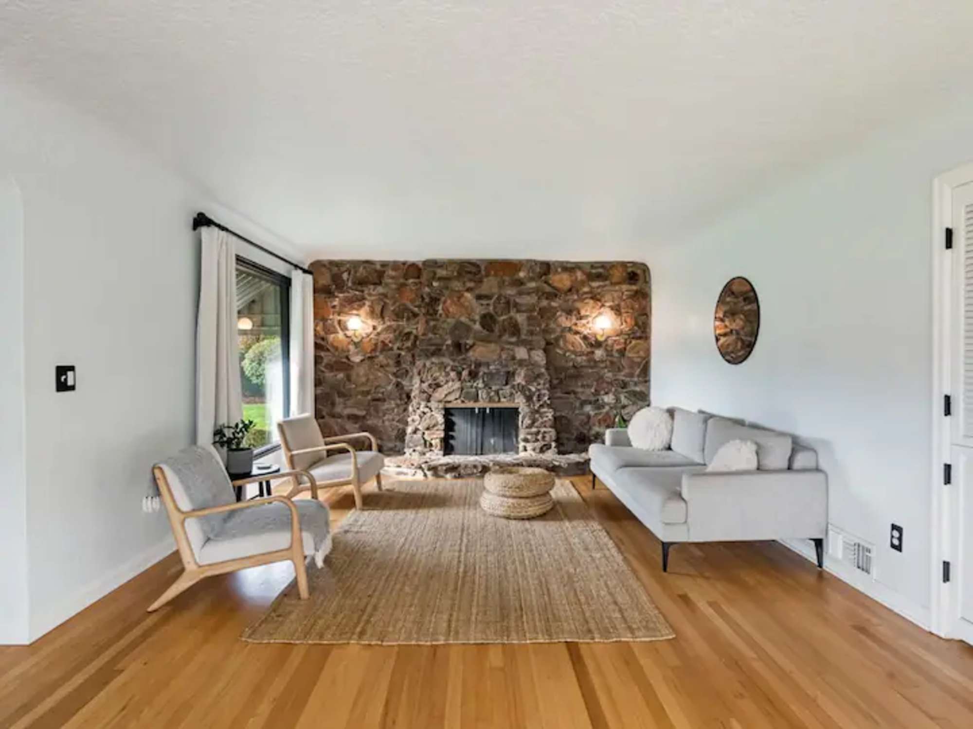 thumbnail view of a listing photo