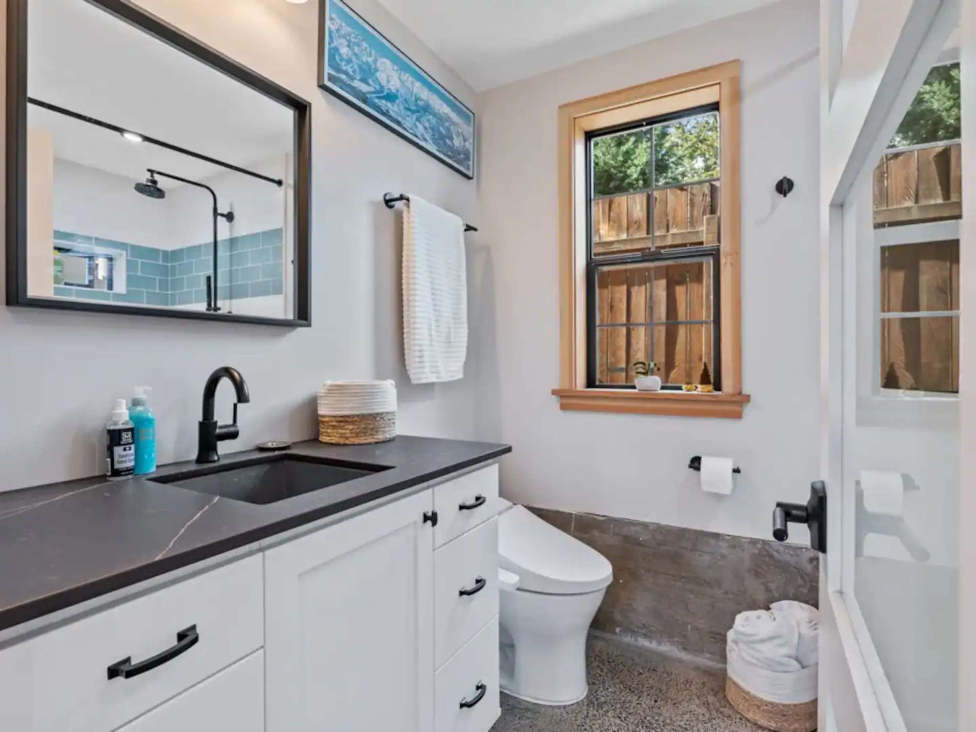 thumbnail view of a listing photo
