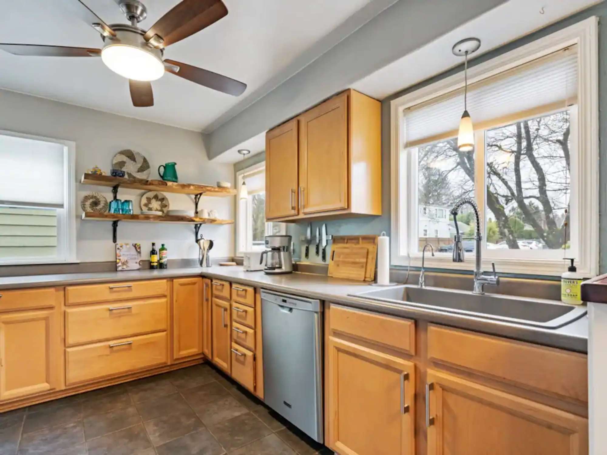 thumbnail view of a listing photo