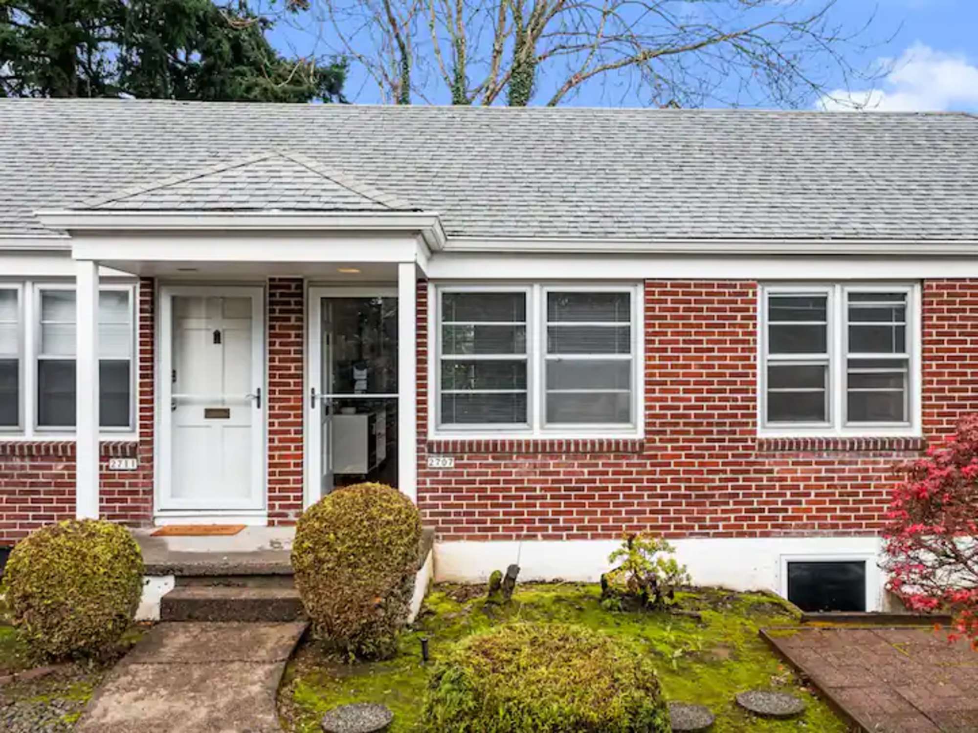thumbnail view of a listing photo