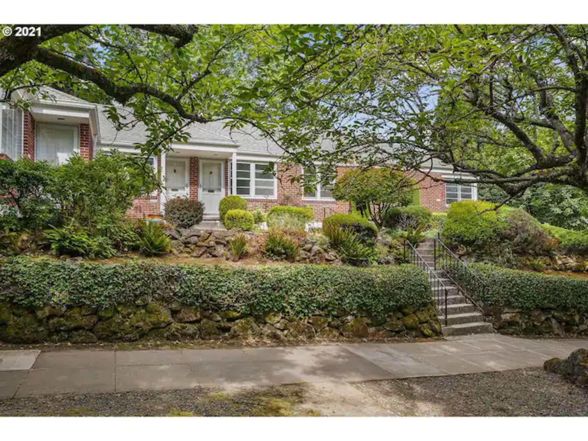 thumbnail view of a listing photo