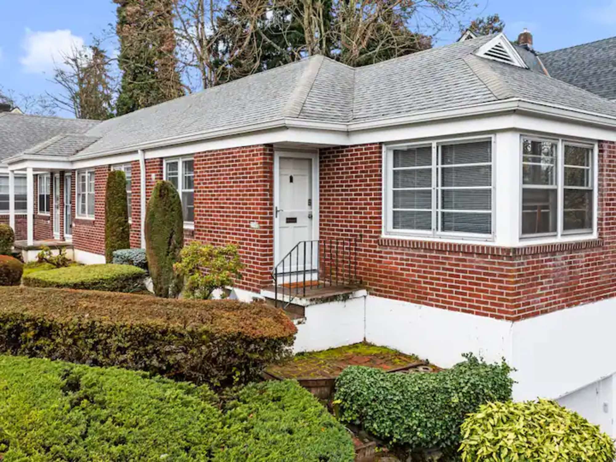 thumbnail view of a listing photo