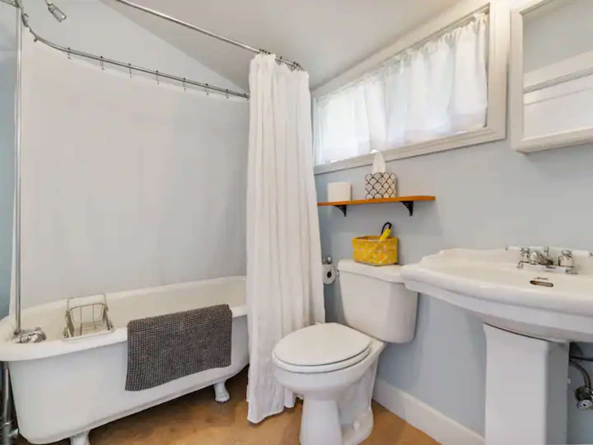 thumbnail view of a listing photo