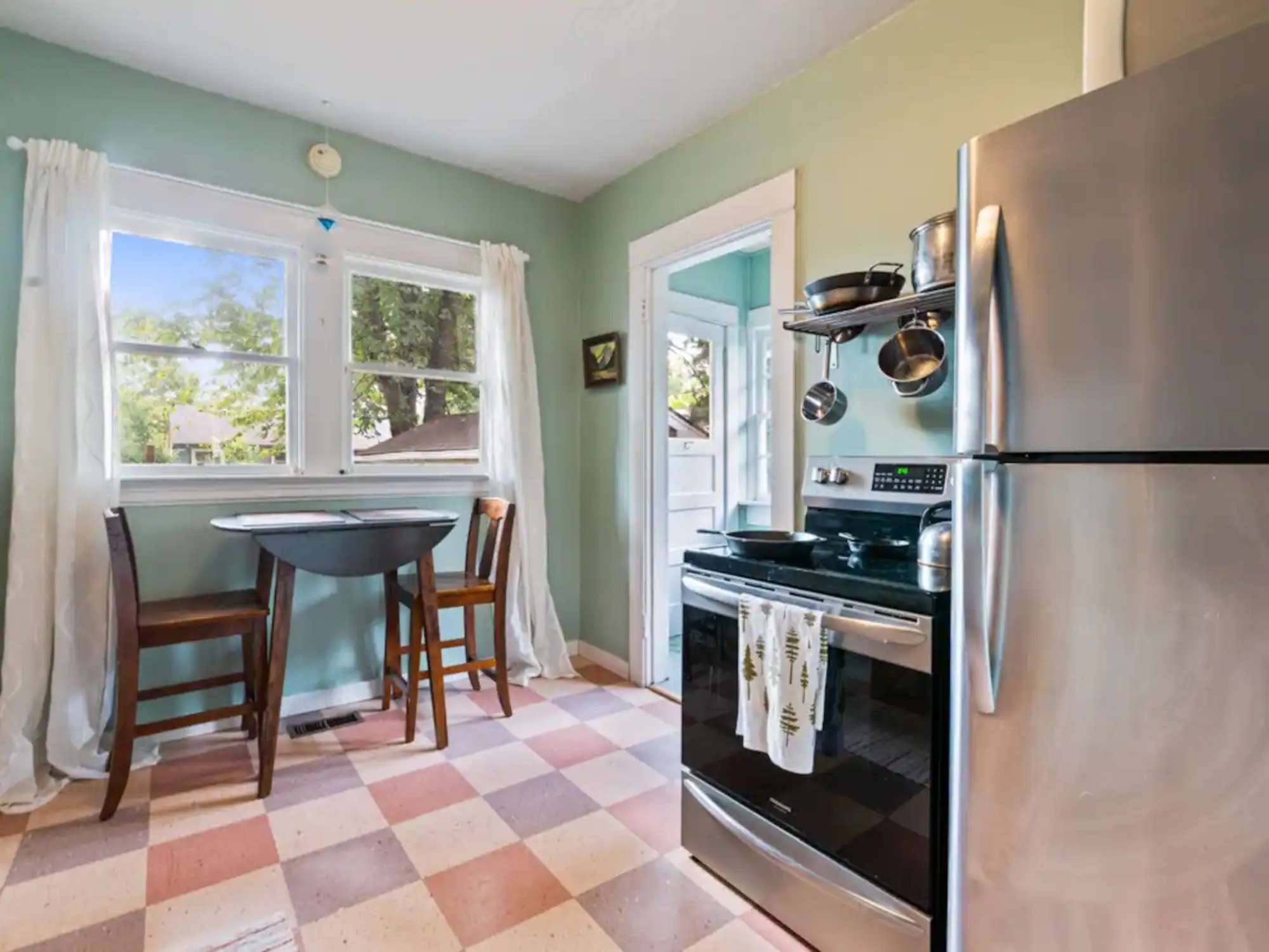 thumbnail view of a listing photo