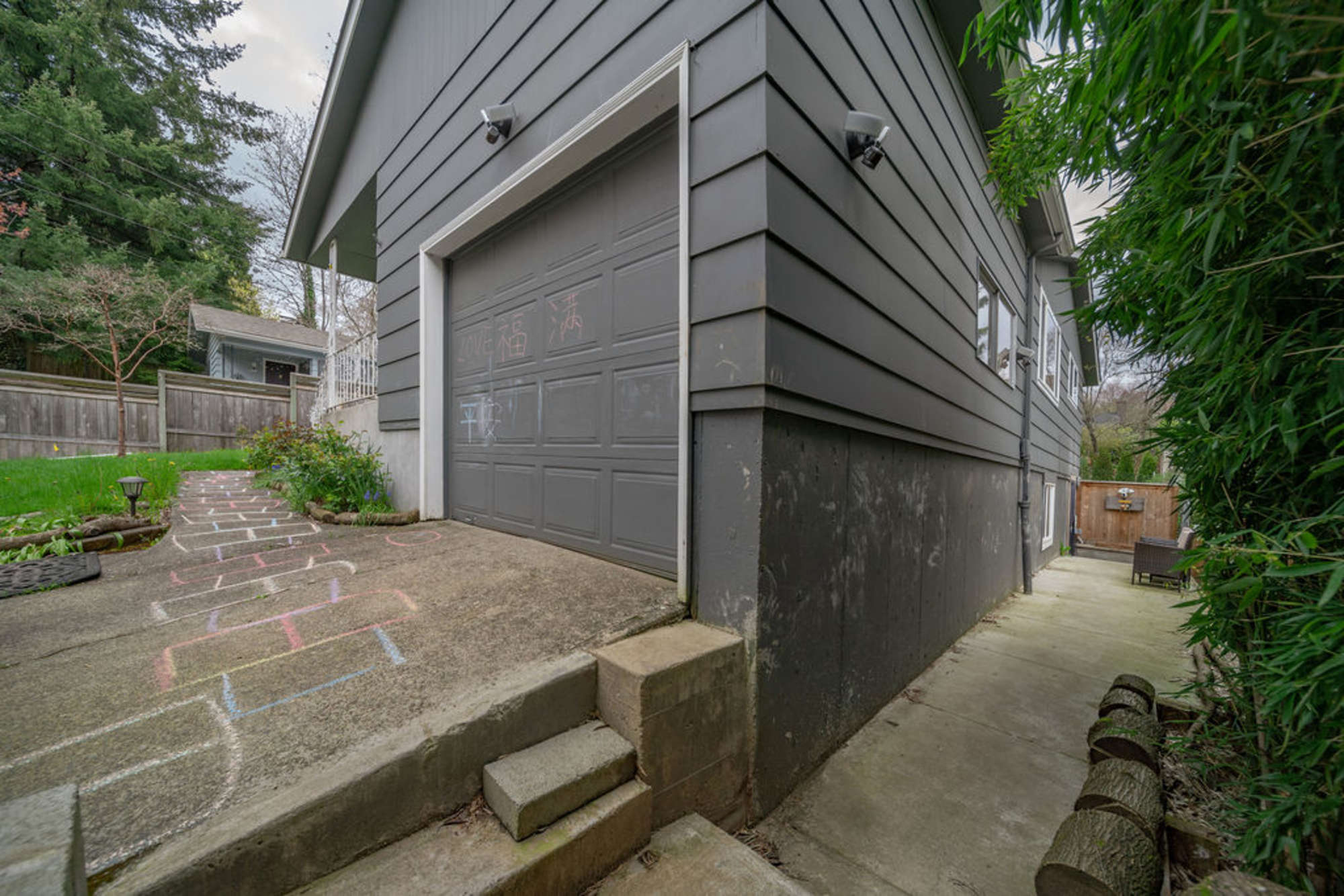 thumbnail view of a listing photo