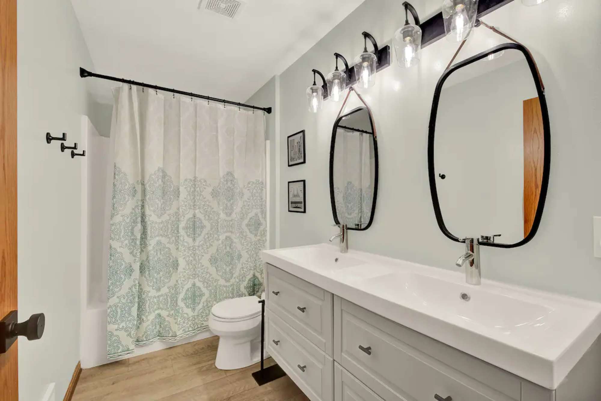 thumbnail view of a listing photo