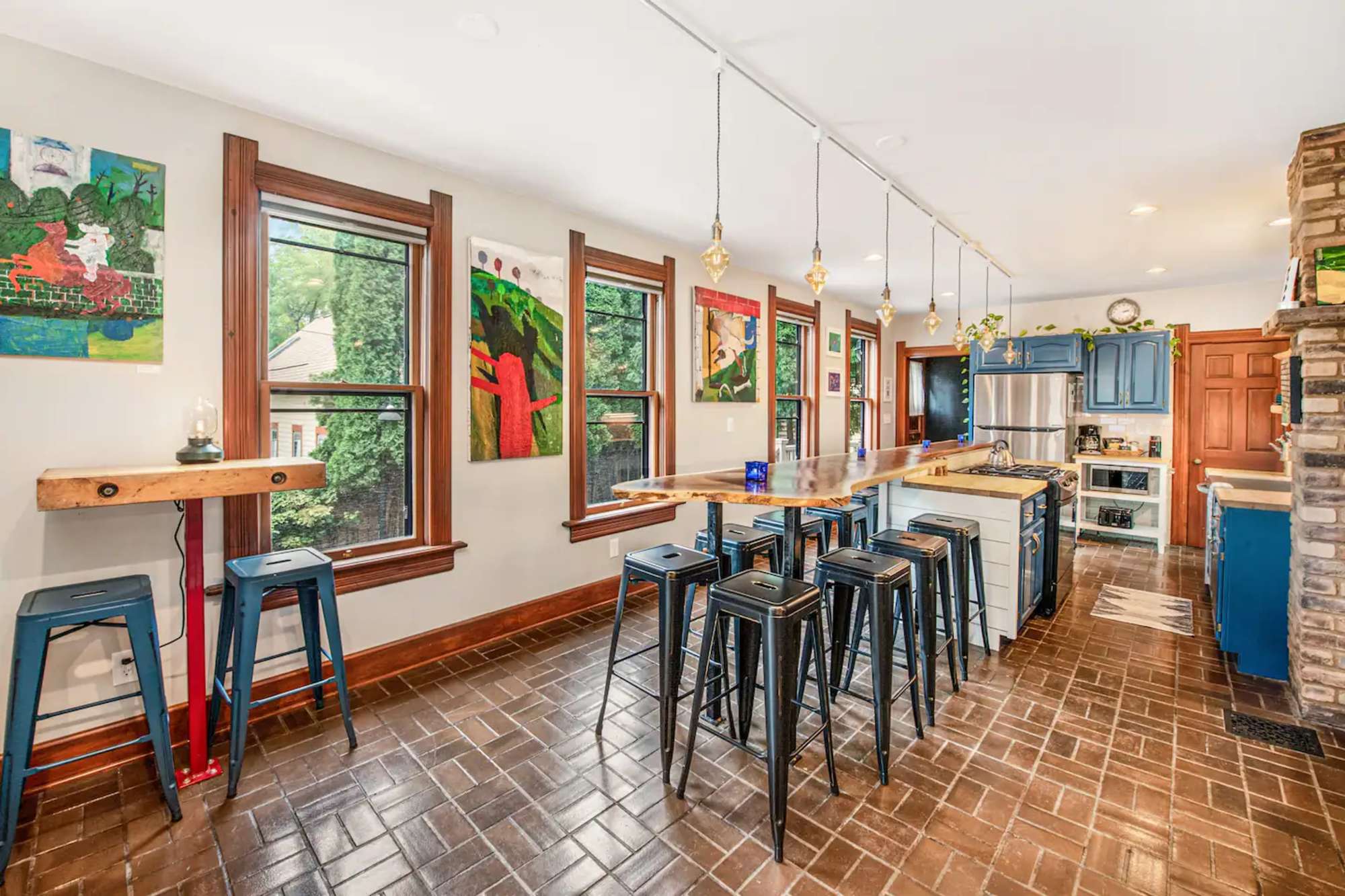 thumbnail view of a listing photo