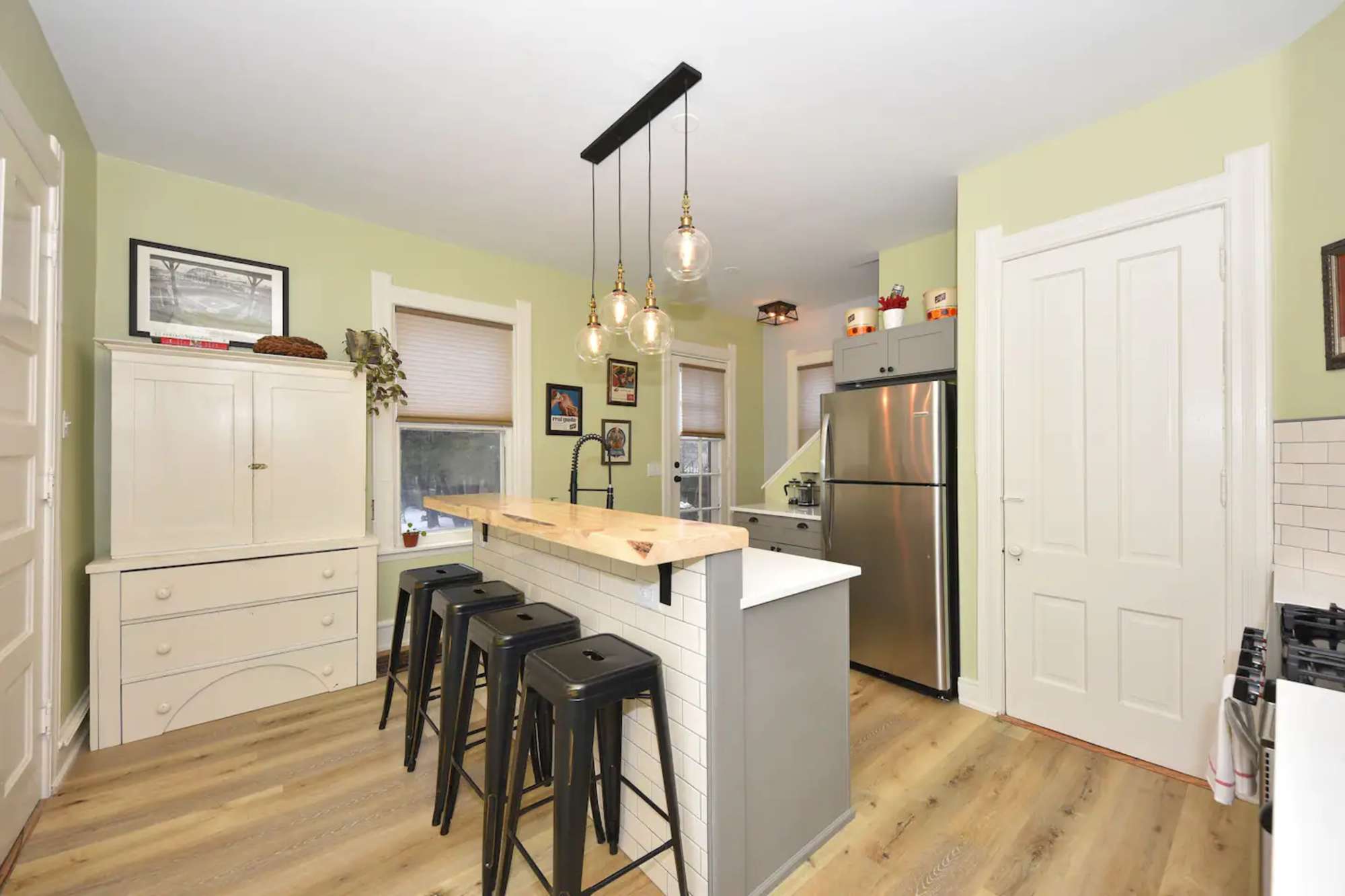 well-appointed kitchen for working lunches.