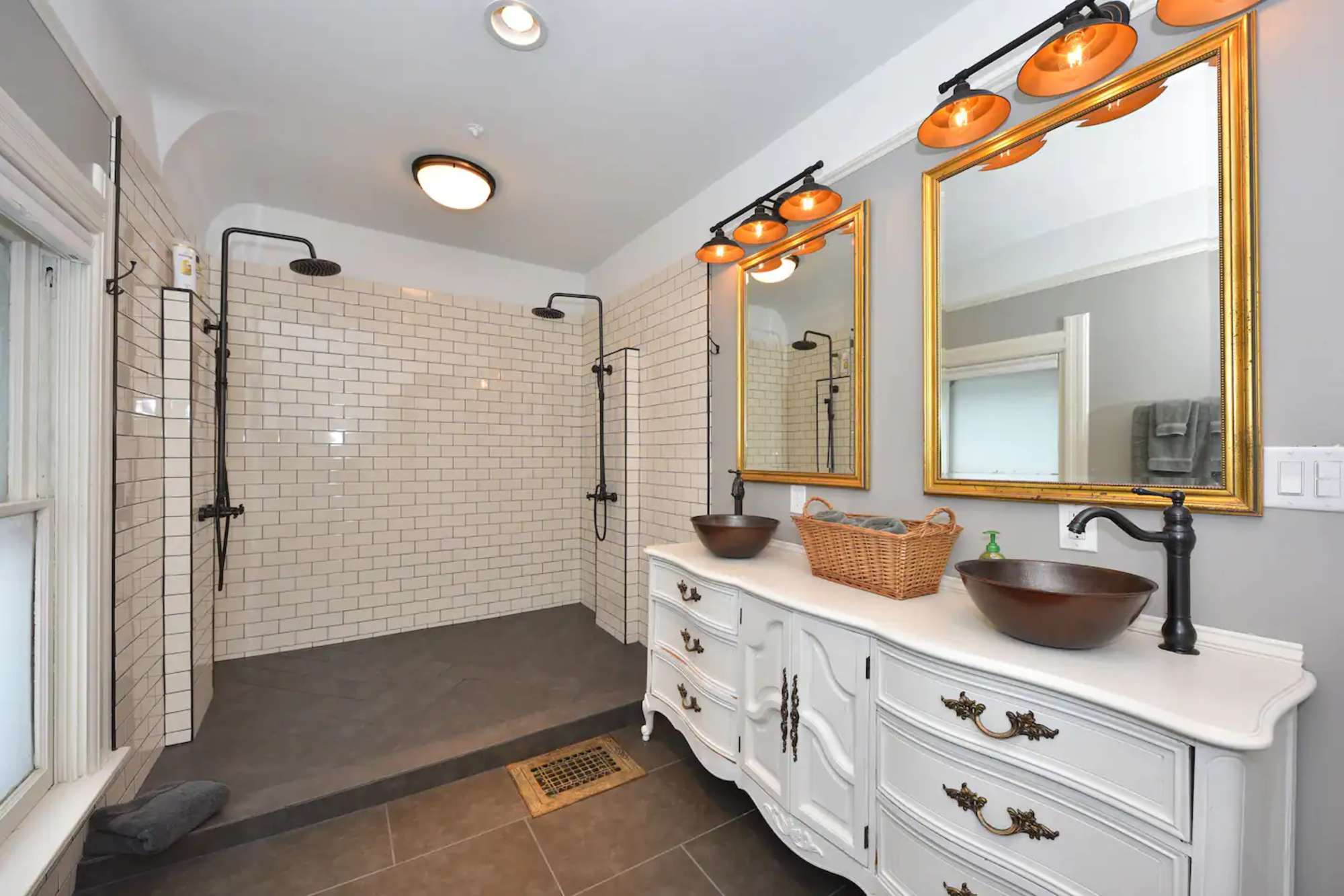 thumbnail view of a listing photo