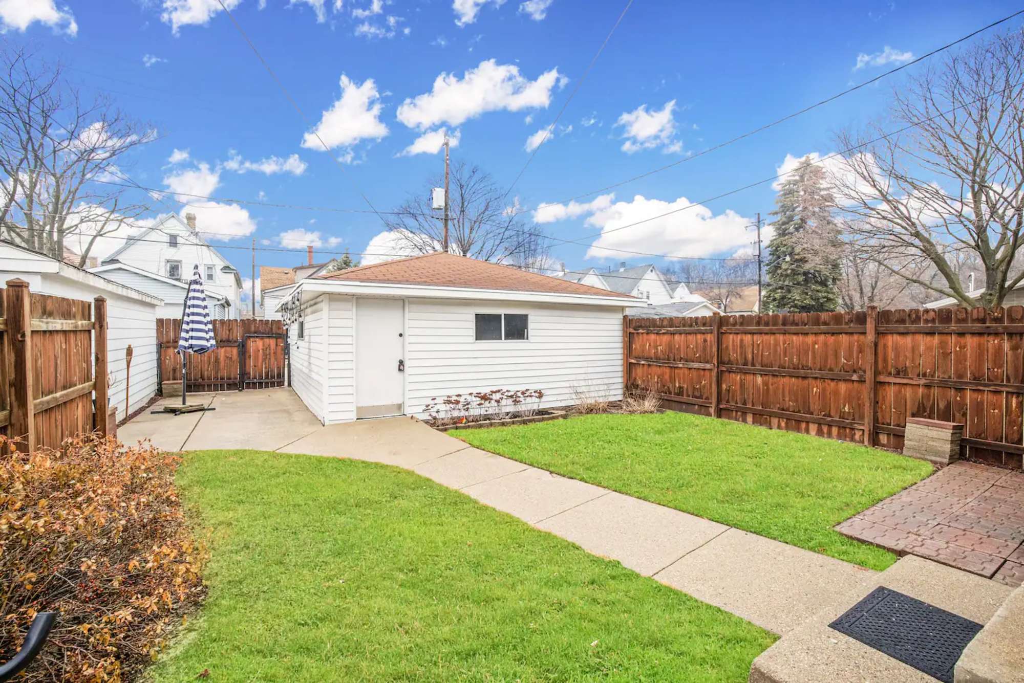 thumbnail view of a listing photo