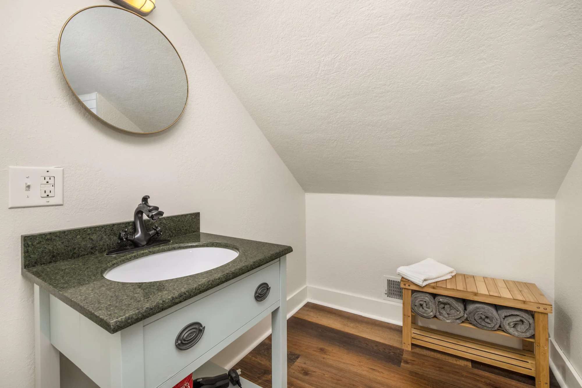 thumbnail view of a listing photo