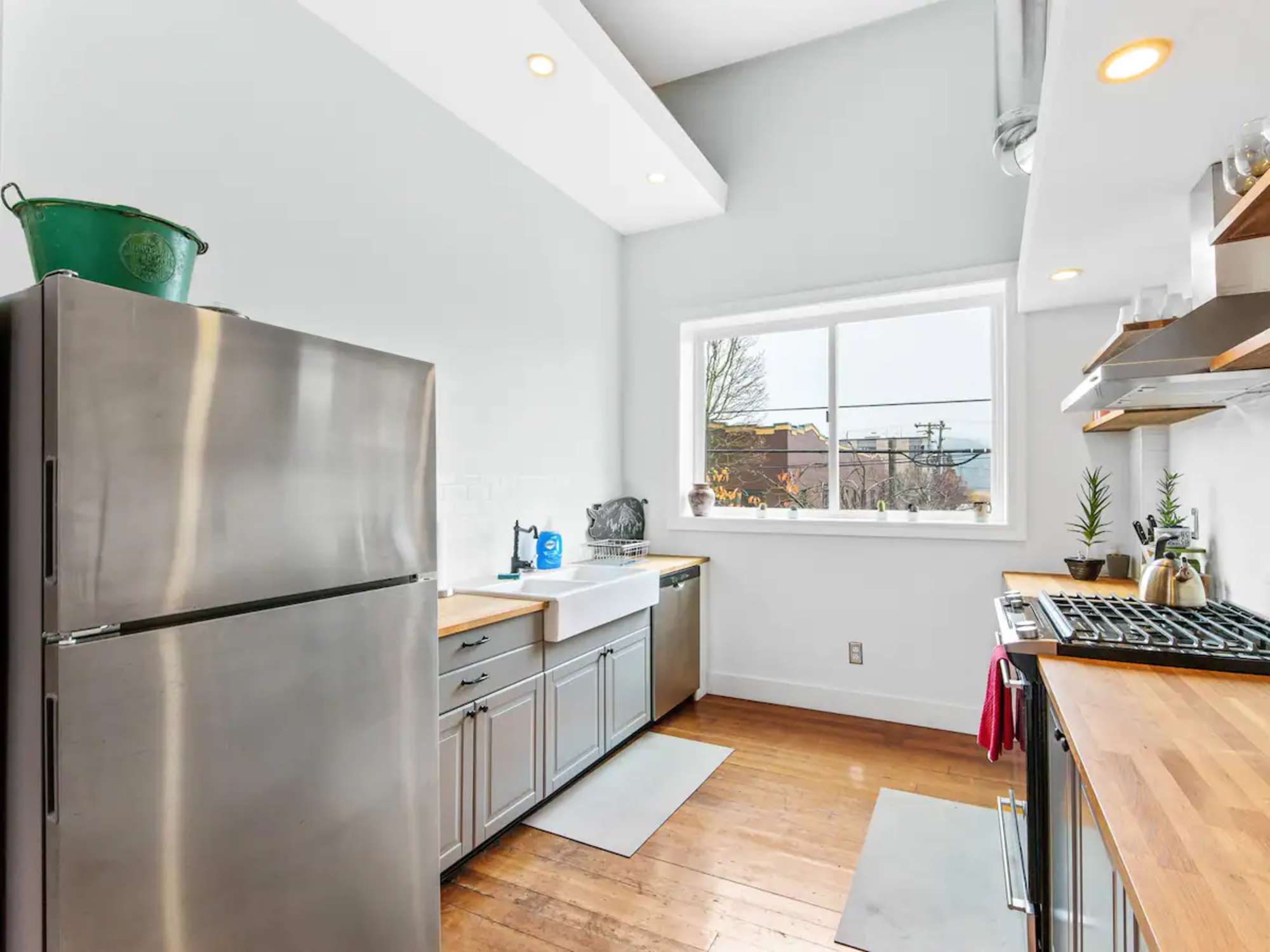thumbnail view of a listing photo
