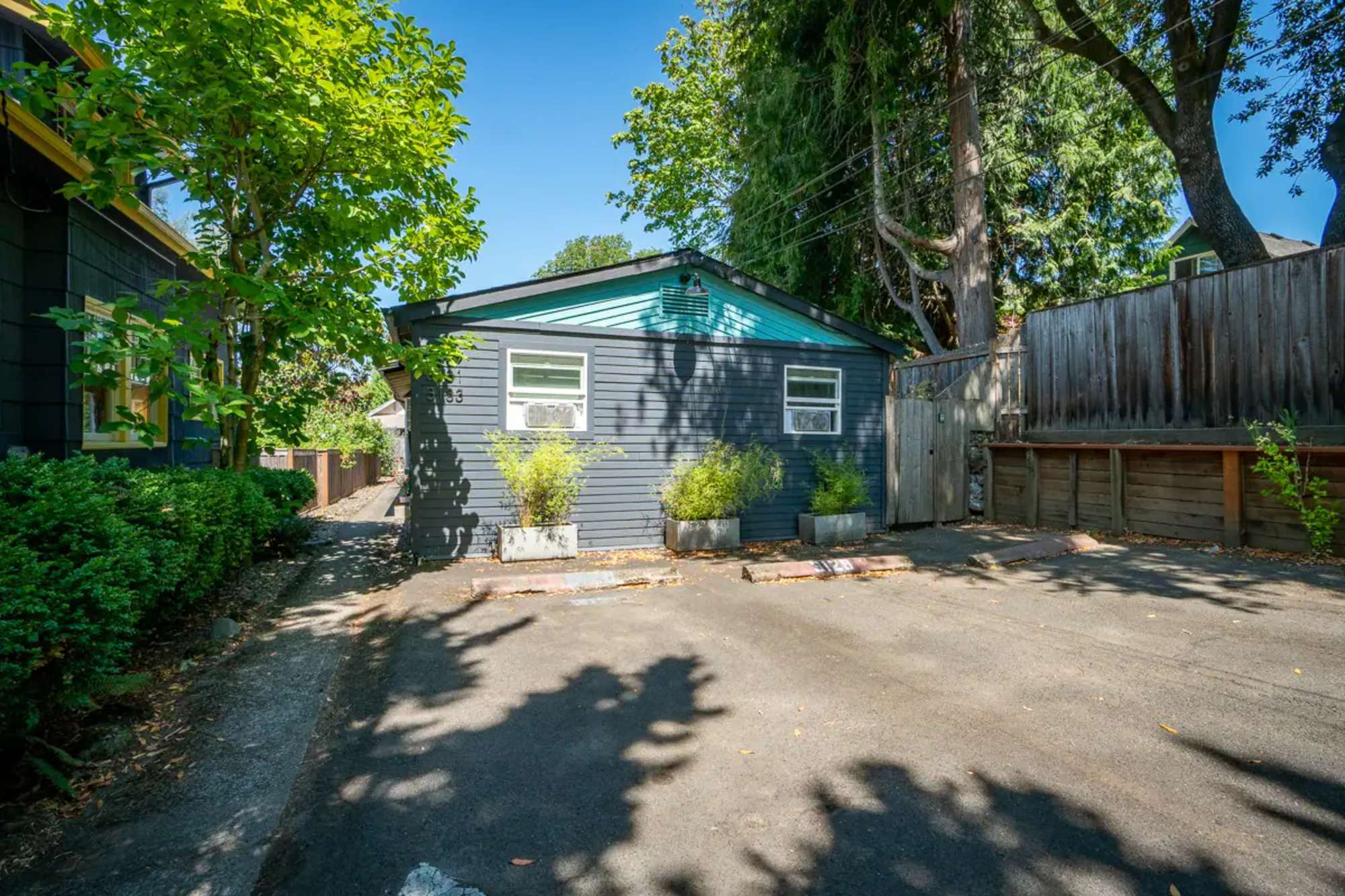 thumbnail view of a listing photo