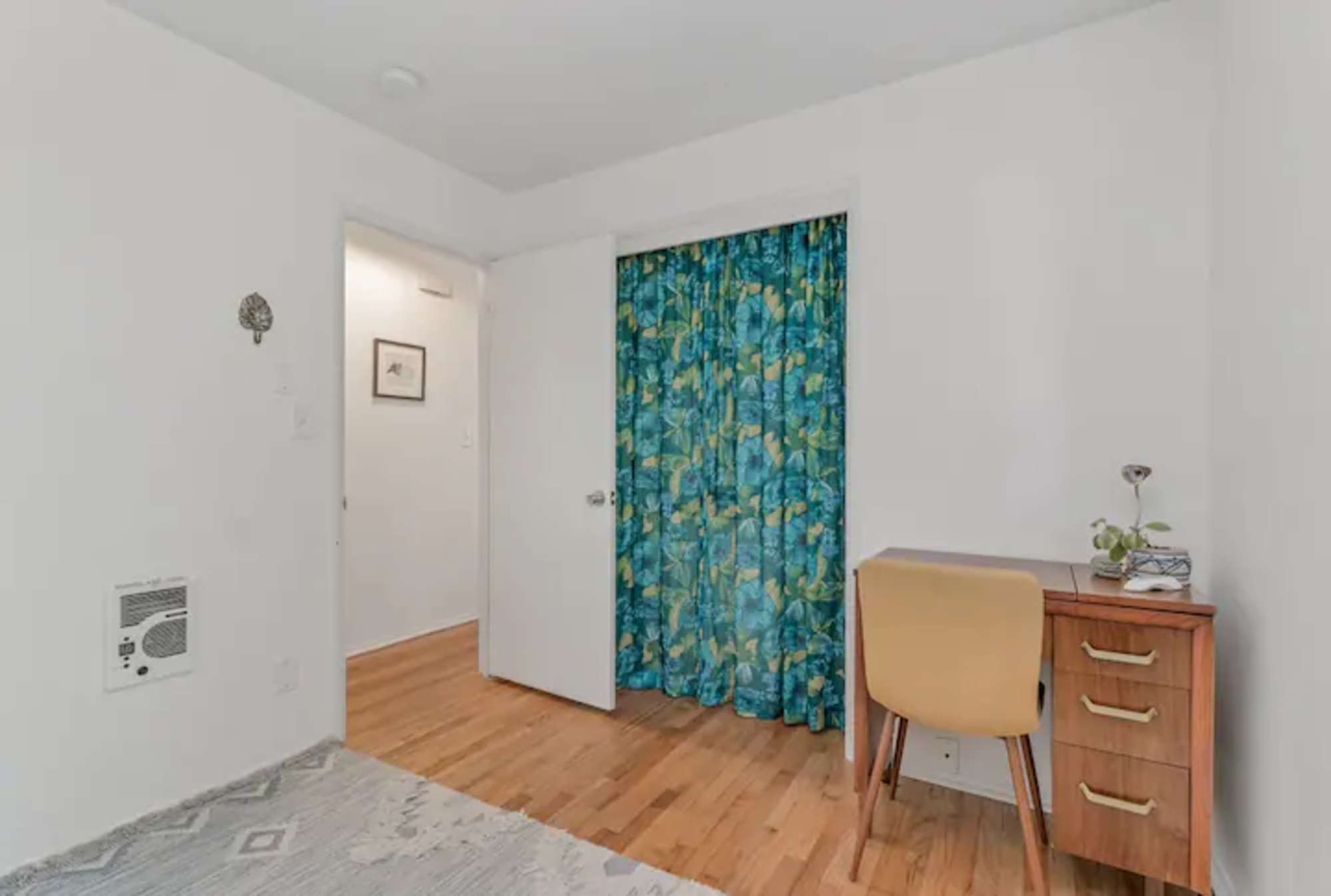 thumbnail view of a listing photo