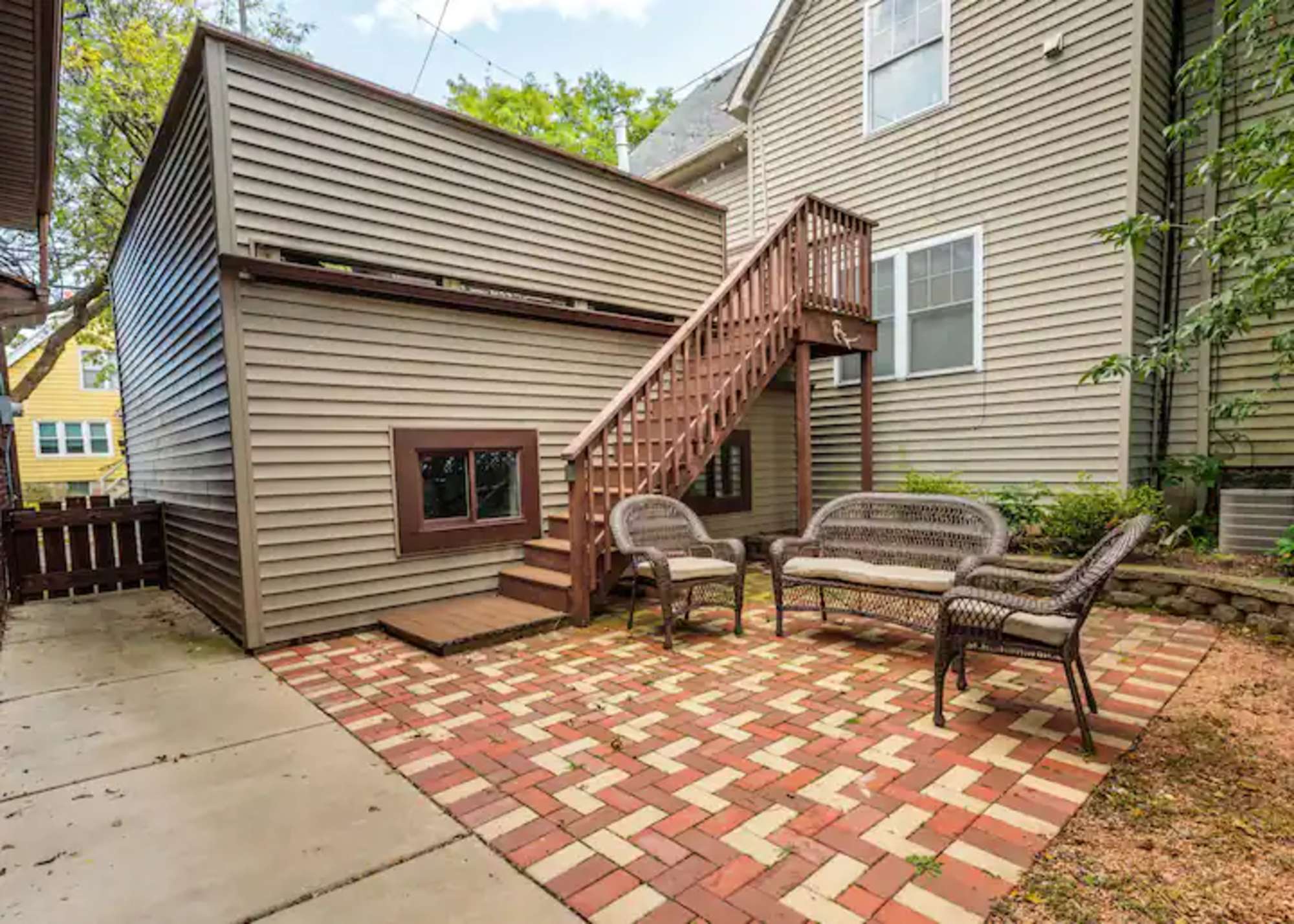 thumbnail view of a listing photo