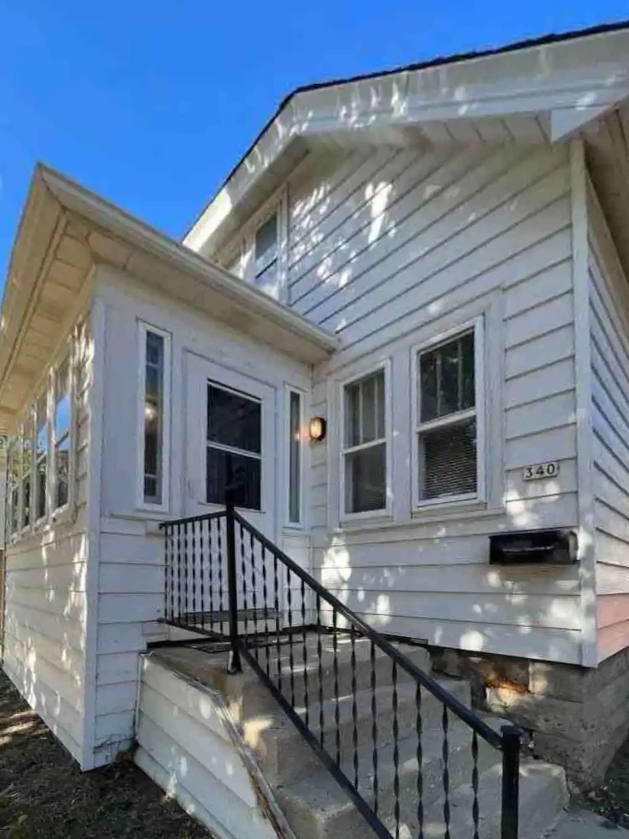 thumbnail view of a listing photo