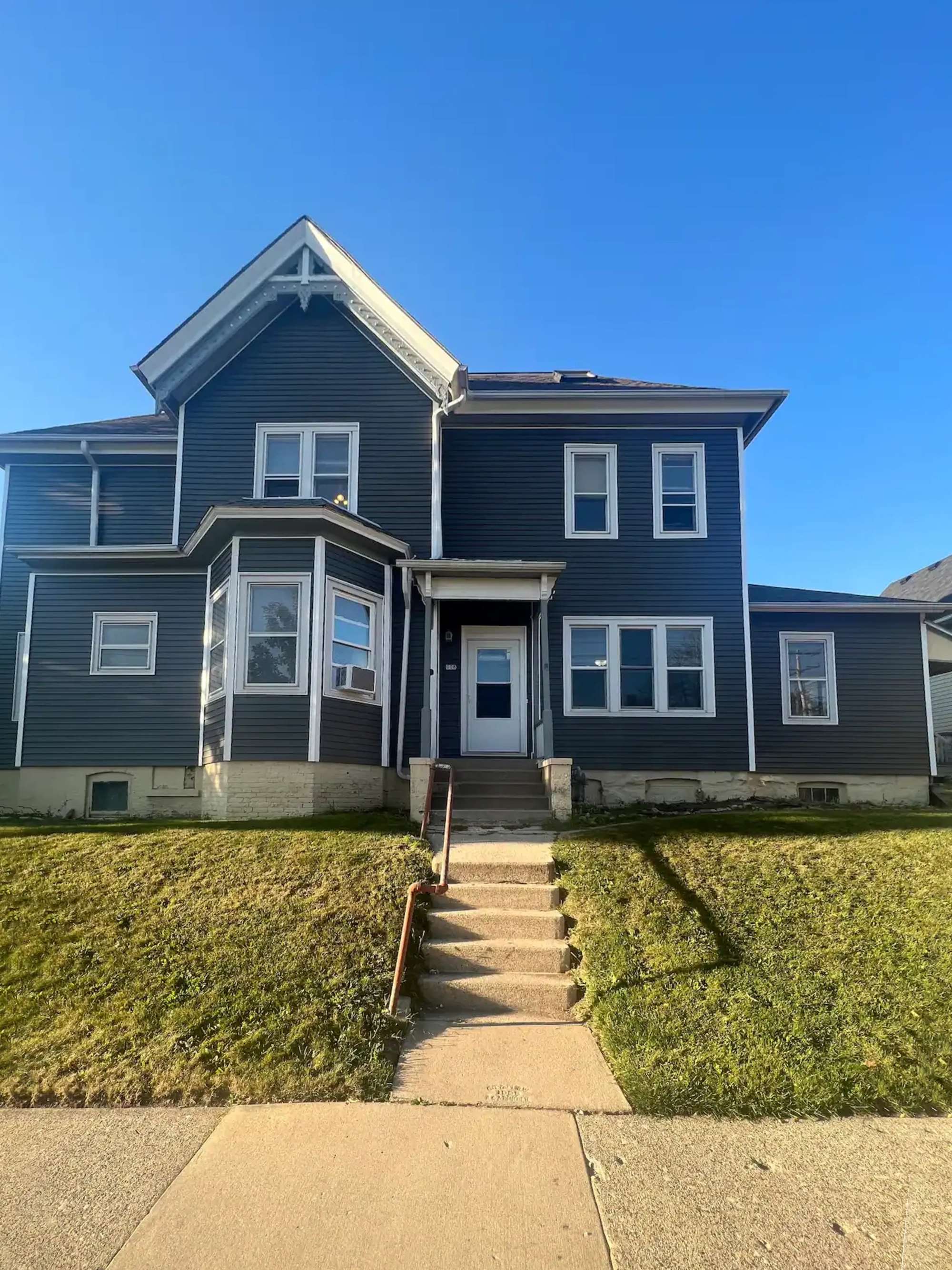 thumbnail view of a listing photo