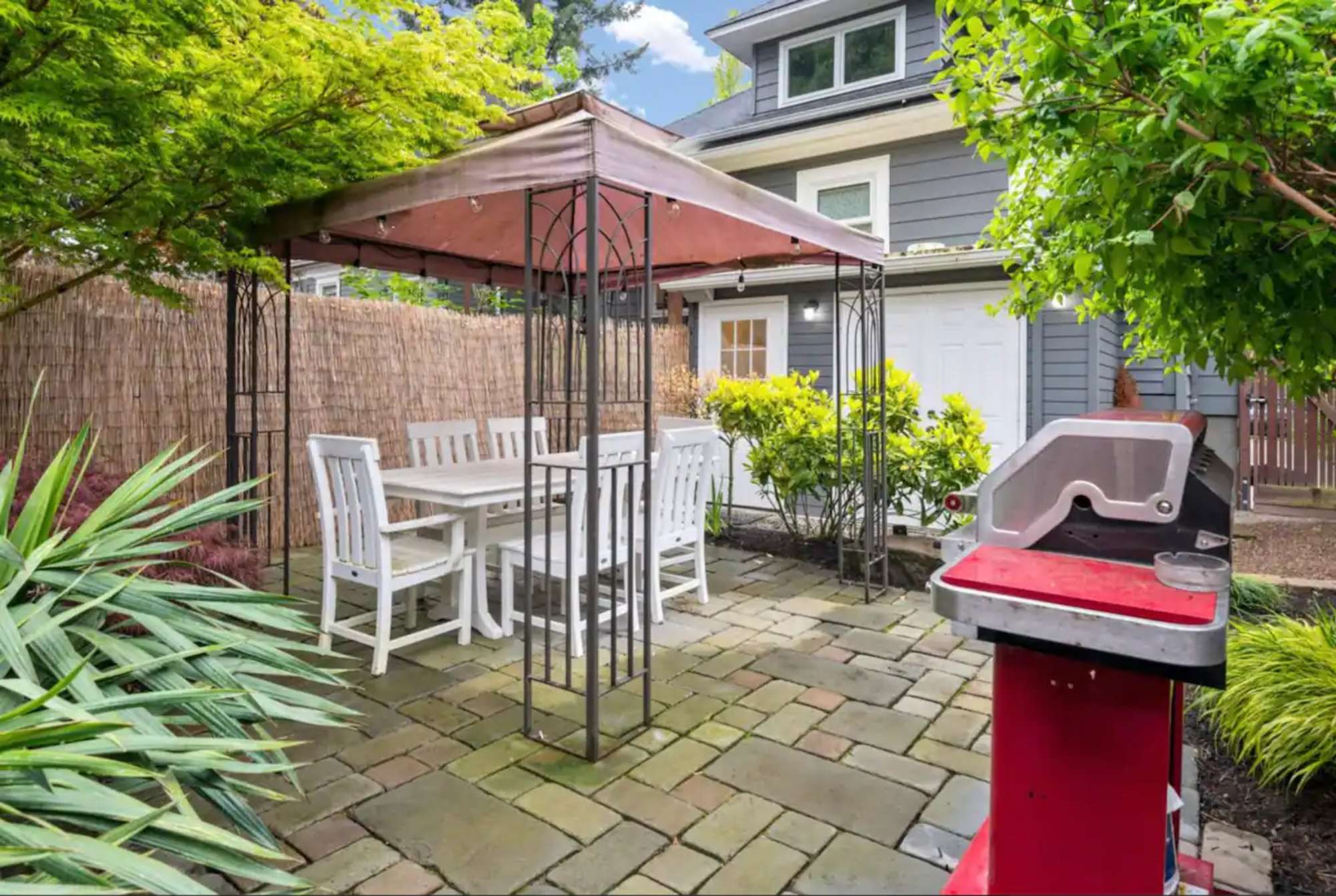 thumbnail view of a listing photo