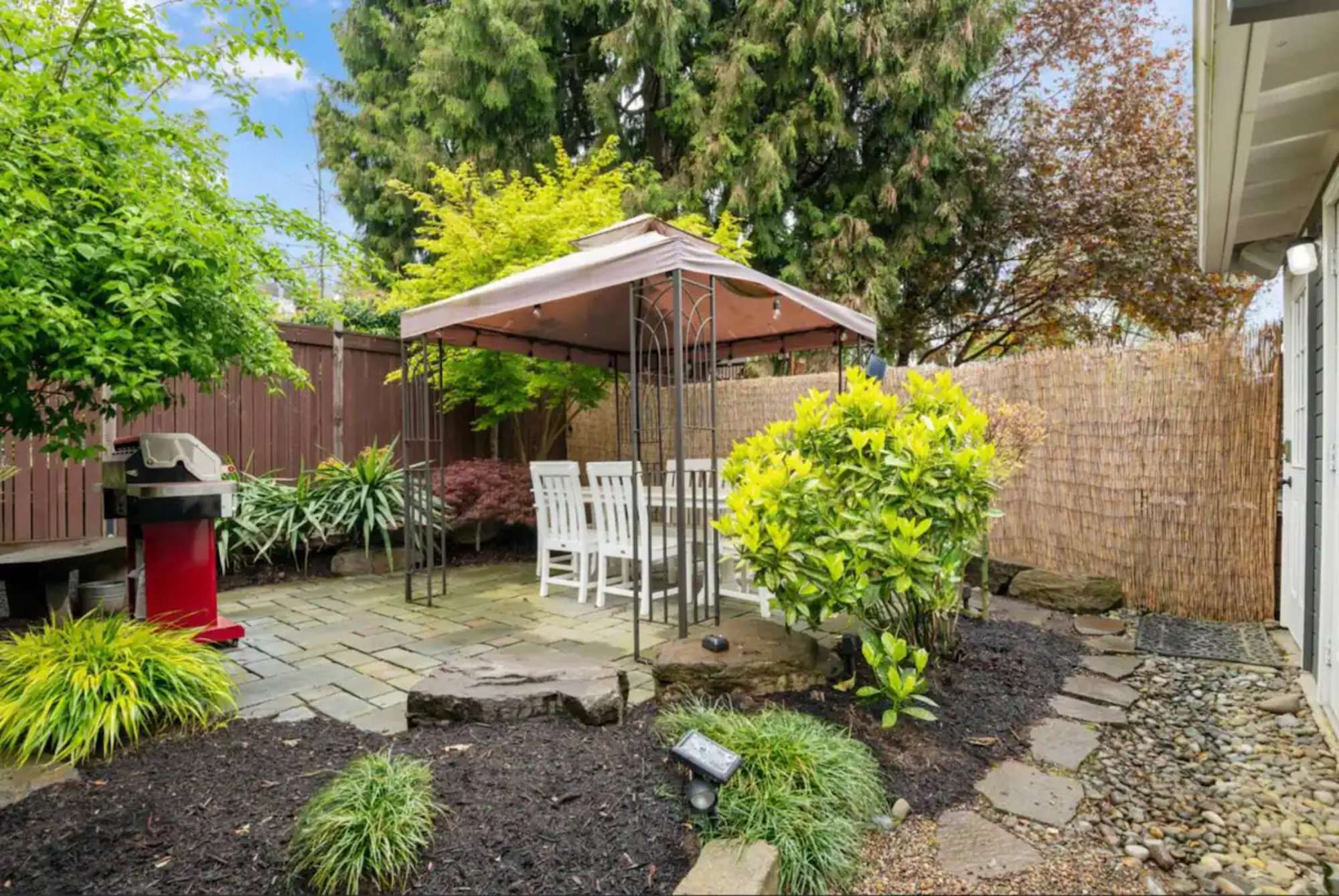thumbnail view of a listing photo