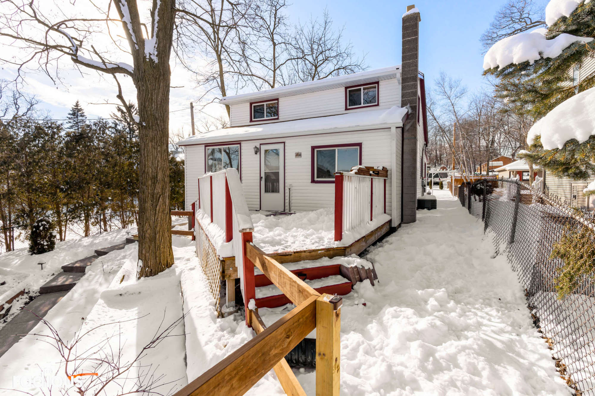 thumbnail view of a listing photo