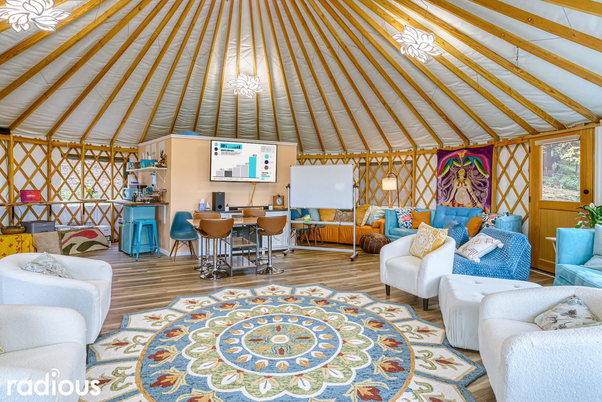 Diverse setups to accommodate work, brainstorm or team building sessions. 