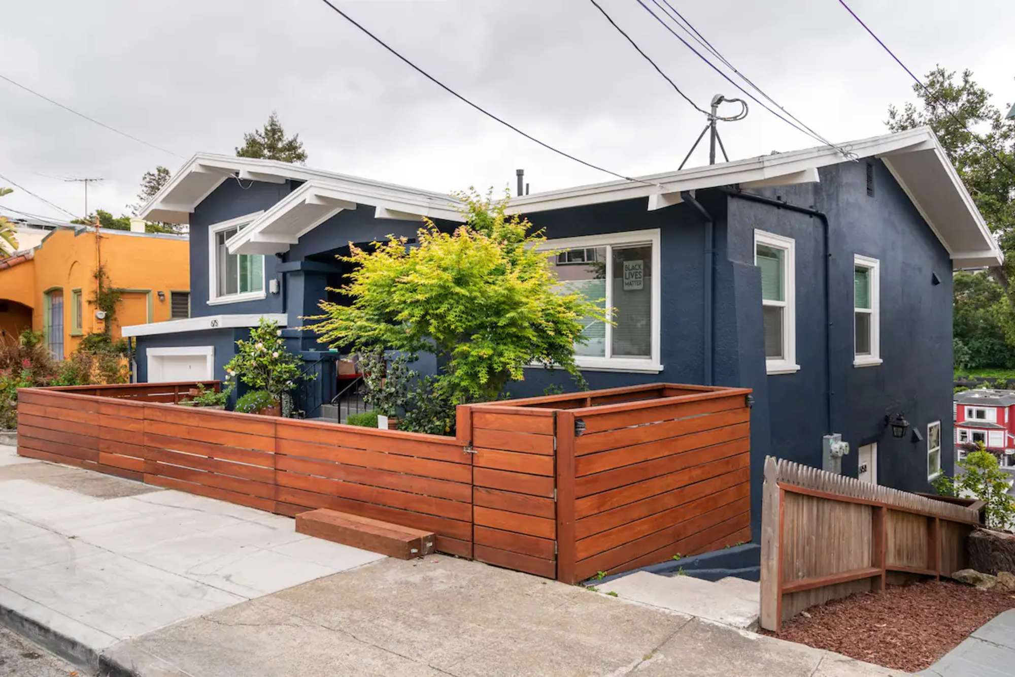 thumbnail view of a listing photo