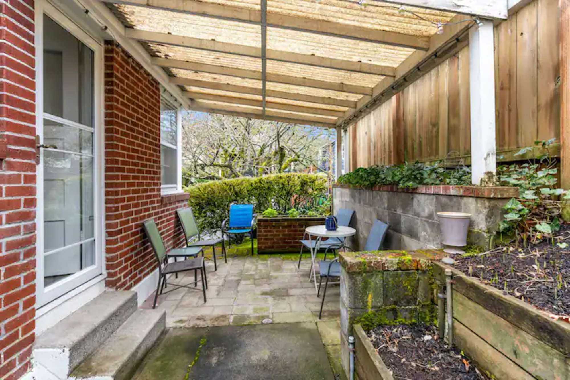 thumbnail view of a listing photo