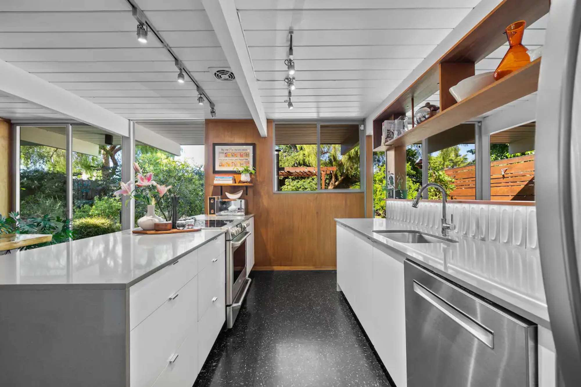 thumbnail view of a listing photo