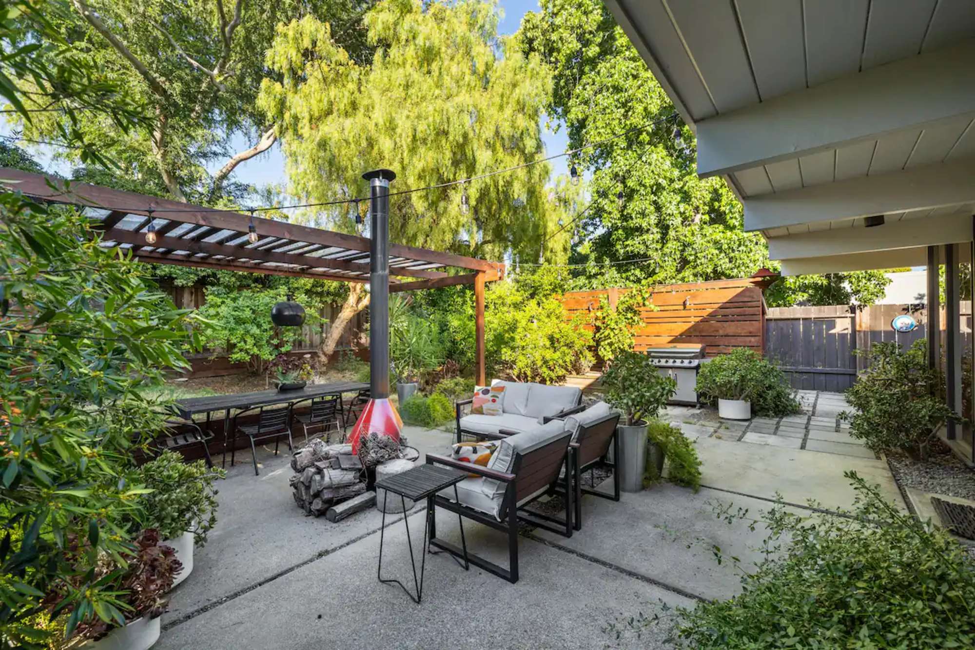 thumbnail view of a listing photo