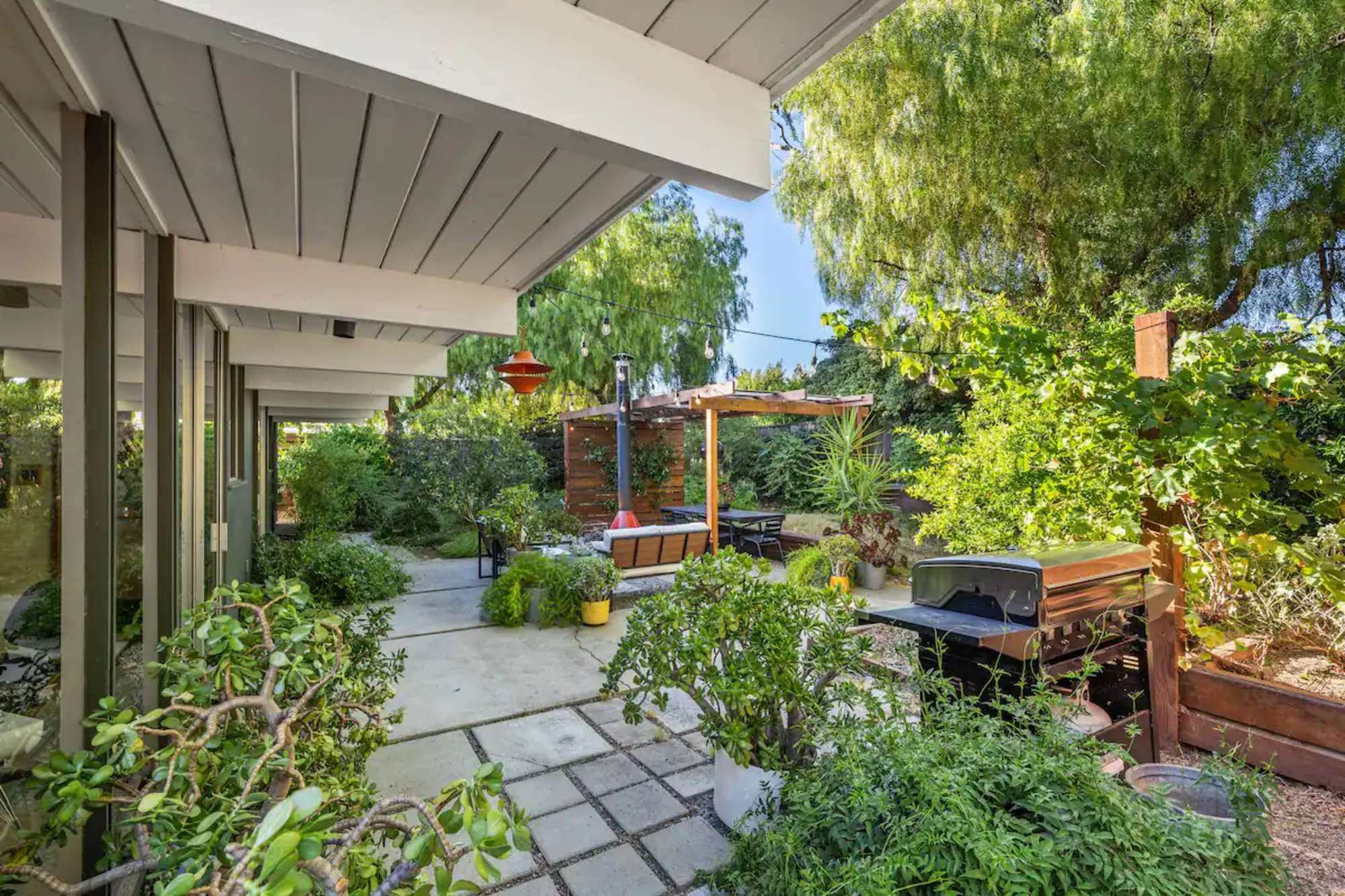 thumbnail view of a listing photo
